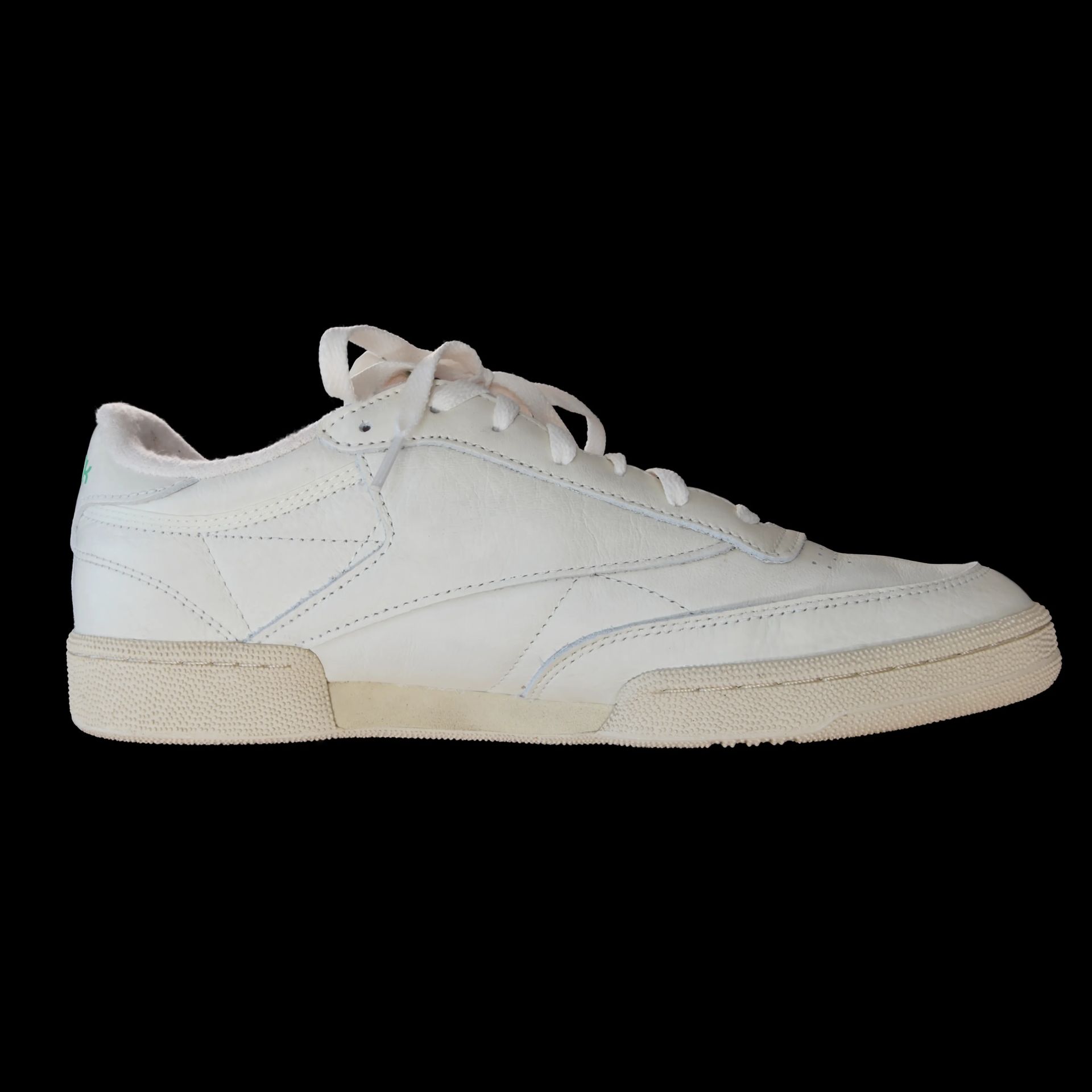 Gaussian Splat capture of a white sneaker — studio object scan reconstructed from 600 photos with full 360° coverage